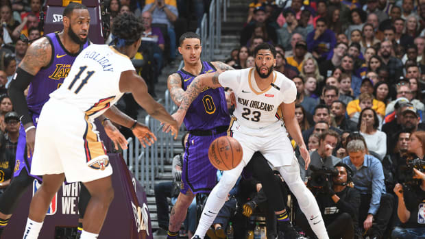 kuzma_guarding_ad_while_lebron_looks_on.jpg